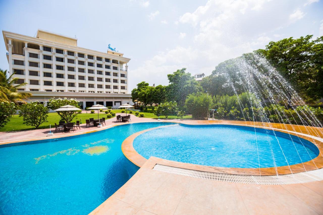 Sun-N-Sand Suites, Shirdi Zewnętrze zdjęcie